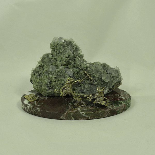 Две лягушки на качелях, датолит, кальцит
