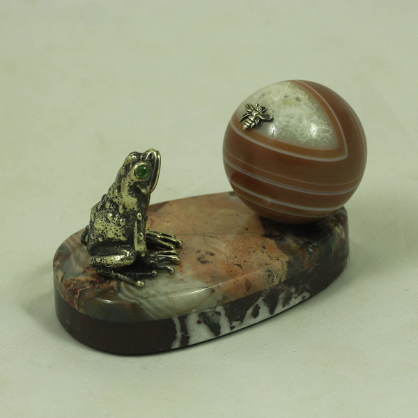 Лягушка с мухой, шар из агата